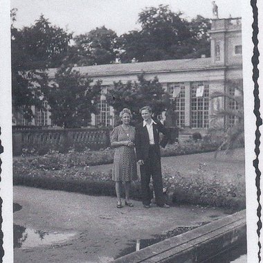 Elli Köhn, links, steht mit Alexander vor der Orangerie im Park Sanssouci in Potsdam, 1943, Dokumentationszentrum NS-Zwangsarbeit 