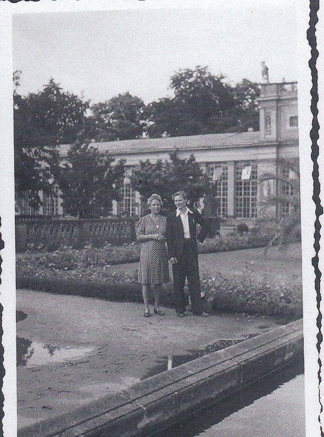 Elli Köhn, links, steht mit Alexander vor der Orangerie im Park Sanssouci in Potsdam, 1943, Dokumentationszentrum NS-Zwangsarbeit 