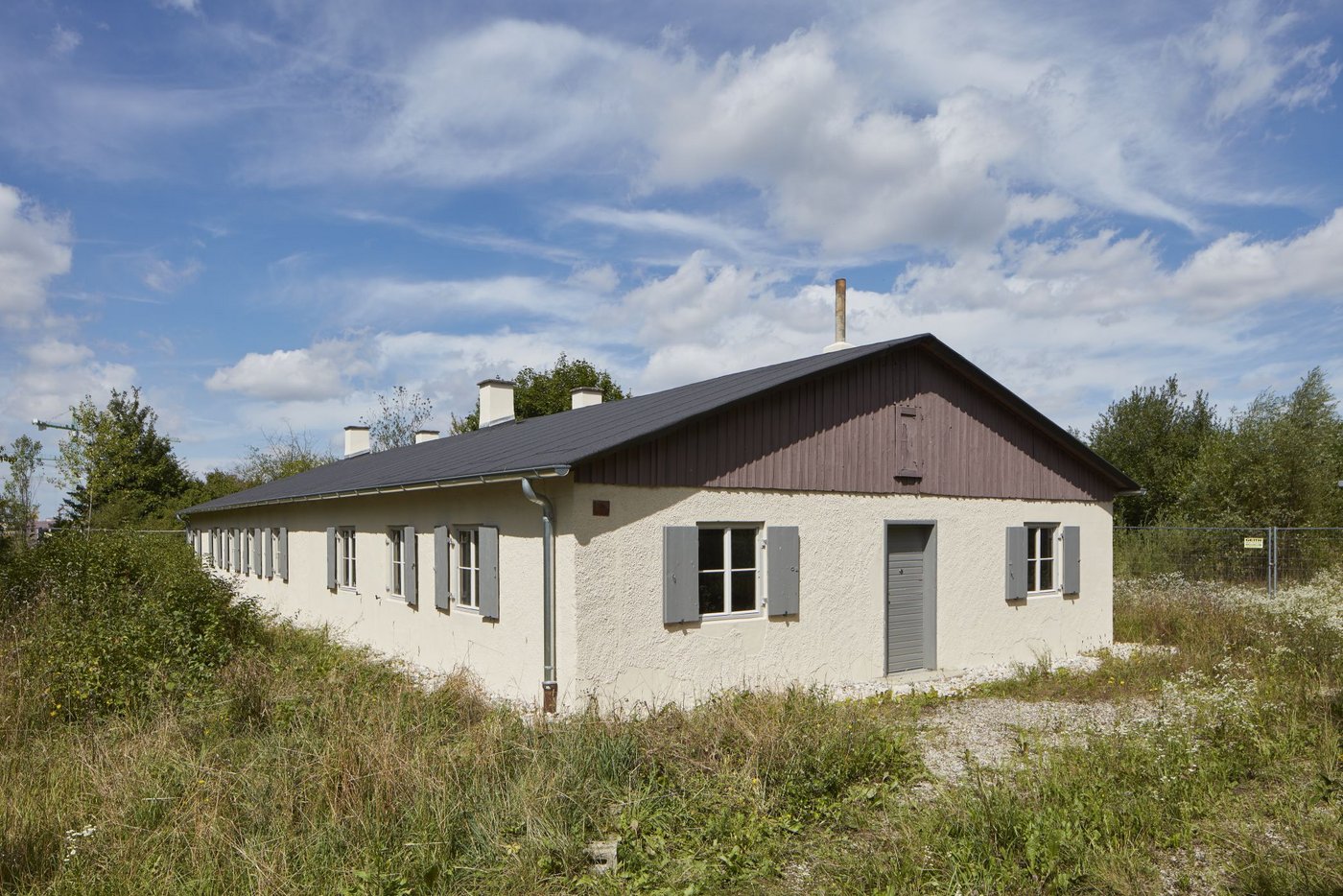 Two of the former barrack huts will be available to the Nazi Documentation Centre for exhibitions and workshops by 2025. One can already be viewed on guided tours © NS-Dokumentationszentrum München, photo: Connolly Weber Photography