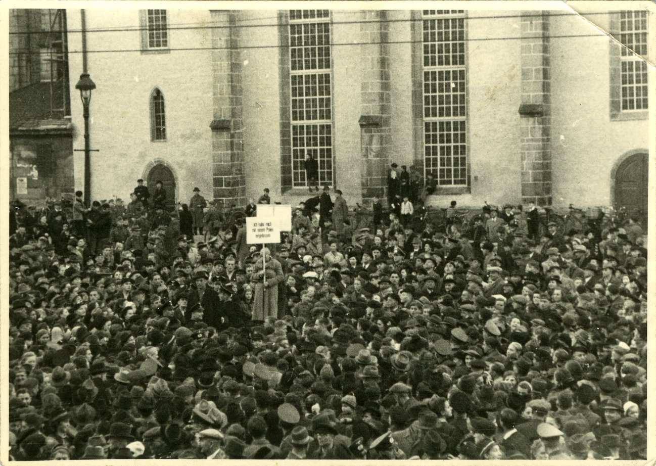 Eine Menschenmenge auf dem Adolf-Hitler-Platz in Eisenach, die die rassistische Bloßstellung einer deutschen Frau und eines polnischen Zwangsarbeiters beobachtet, undatiert, Stadtarchiv Eisenach, Signatur 41.3-J-533_1