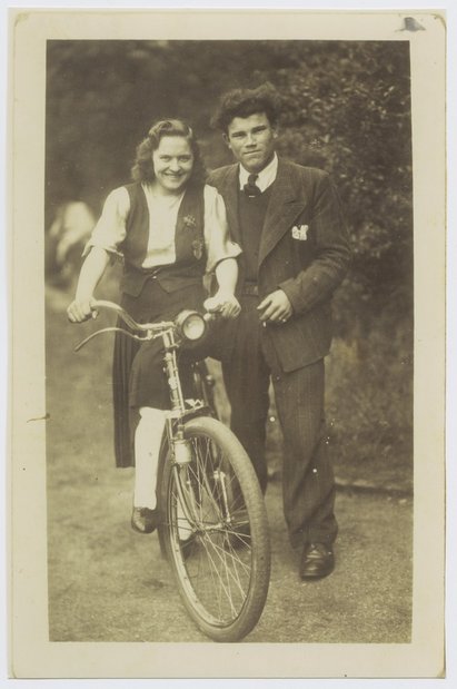 Der polnische Zwangsarbeiter und Dolmetscher Stanislaw Adamczyk mit einer ukrainischen Zwangsarbeiterin, K&ouml;ln undatiert. Fotograf: unbekannt. Bildnachweis: NS-Dokumentationszentrum der Stadt K&ouml;ln (Bp4353).