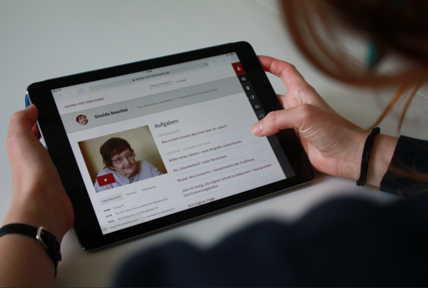 Lernen mit Interviews auf dem Tablet. Foto: Freie Universität Berlin Lernen mit Interviews auf dem Tablet. Foto: Freie Universität Berlin