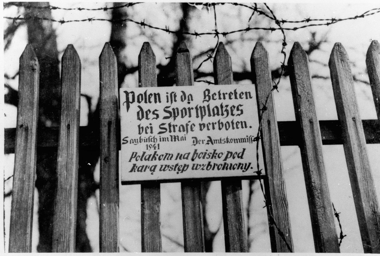 Schild, das Polen das Betreten eines Spielplatzes verbietet, undatiert, bpk, Bayrische Staatsbibliothek
