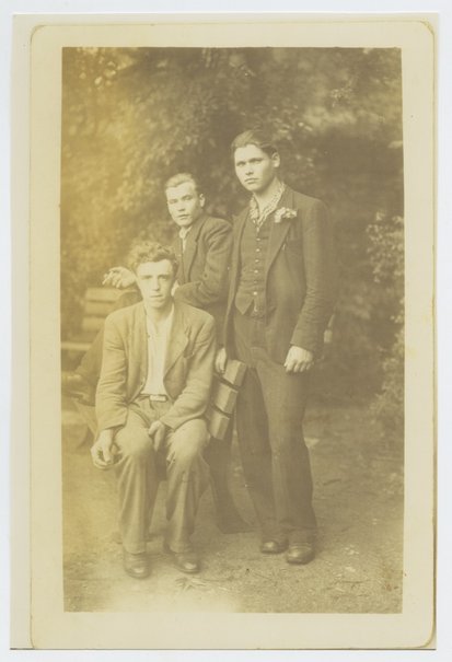 Drei ehemalige ukrainische Zwangsarbeiter in einem Kölner Park, August 1945. Fotograf: unbekannt. Bildnachweis: NS-Dokumentationszentrum der Stadt Köln (Bp4352).