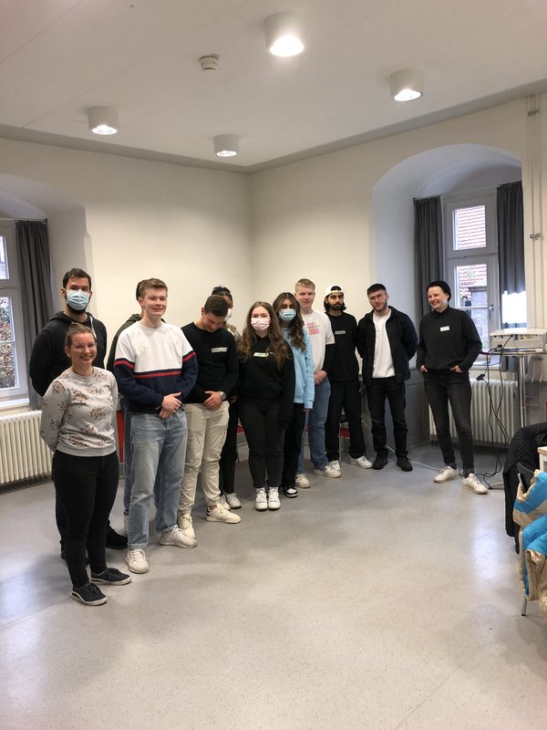 Auszubildende des Berufszweigs Fachinformatik mit den Seminarleiterinnen Anna-Lena Nachbar (ganz links) und Anna Domdey (ganz rechts), 16.11.22 (Foto: A. Düben)