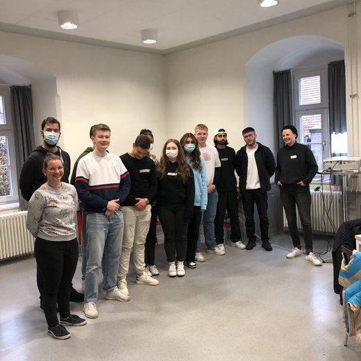 Auszubildende des Berufszweigs Fachinformatik mit den Seminarleiterinnen Anna-Lena Nachbar (ganz links) und Anna Domdey (ganz rechts), 16.11.22 (Foto: A. Düben)