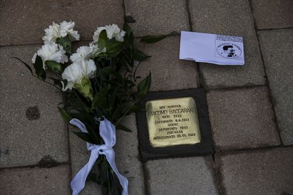 Der Stolperstein f&uuml;r Giacomo Baccarani in Novellara, 2020, Andrea Mainardi, Istoreco Fototeca, Reggio Emilia