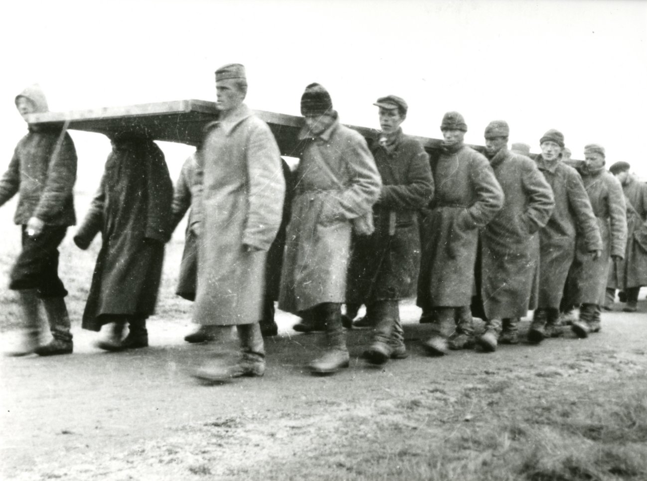 Sowjetische Kriegsgefangene tragen Barackenteile zum Aufbau des Kriegsgefangenenlagers Zeithain, Herbst 1941. Archiv der Gedenkstätte Ehrenhain Zeithain