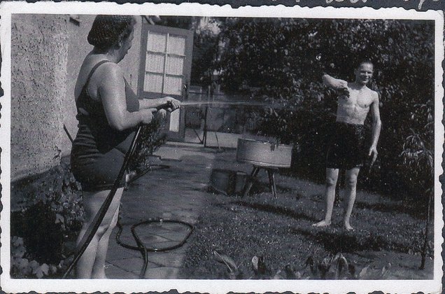 Die Tante von Elli K&ouml;hn, links im Bild, spritzt den Zwangsarbeiter Alexander Korodelow im Garten mit einem Schlauch nass, Dokumentationszentrum NS-Zwangsarbeit