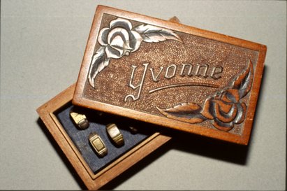 K&auml;stchen und Ringe aus Holz. In seiner freien Zeit fertigte Vidal K&auml;stchen und Ringe, die er seiner Frau Yvonne schickte. Privatbesitz, Christophe und Roland Vidal, Cholet Frankreich 