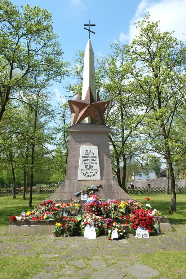 Ein Obelisk auf dem 1945 errichteten Ehrenfriedhof, Foto: Oliver Nickel