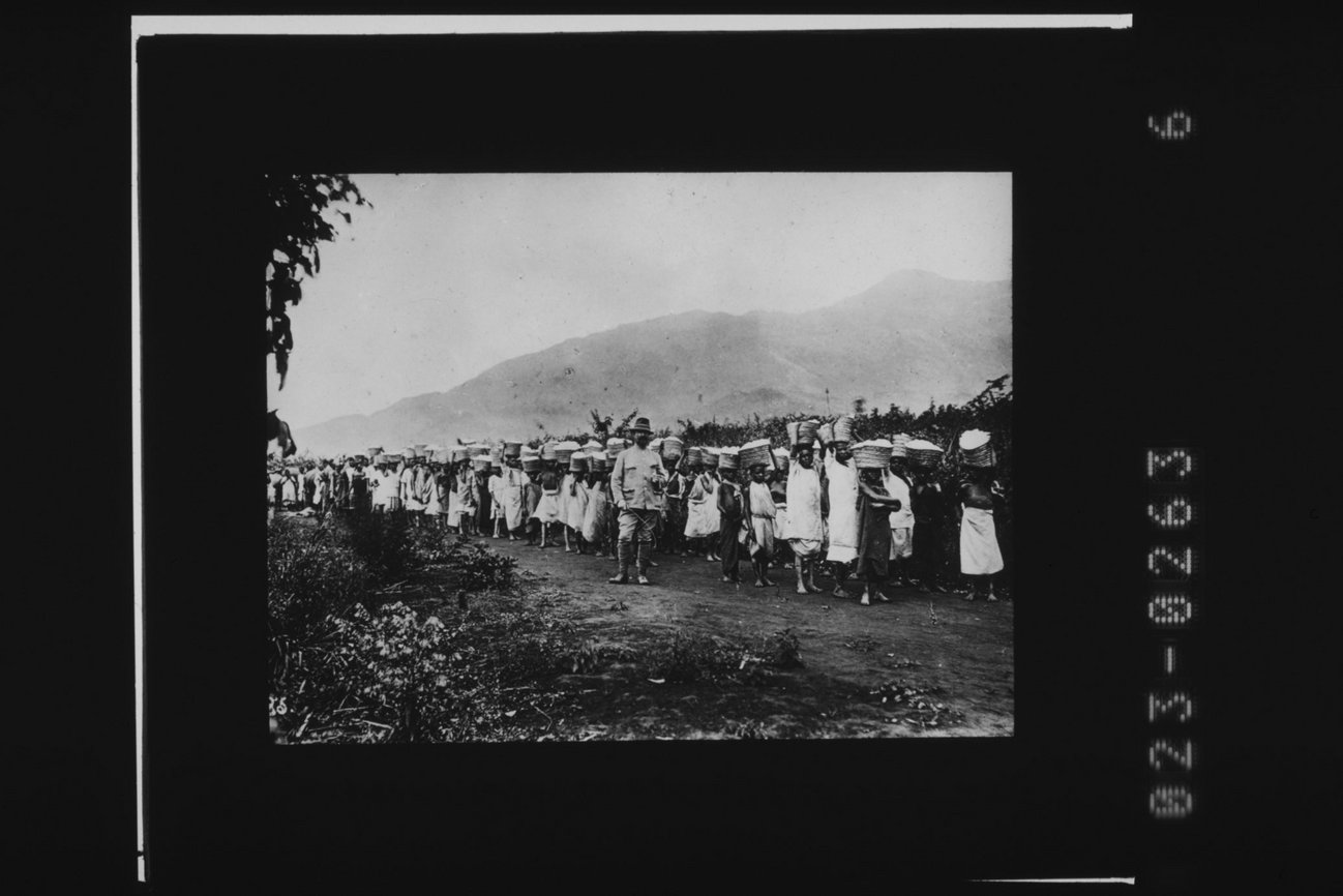 Brückenbau mit gefangengenommenen Hereros bei Usakos, 28.11.1905, Bildarchiv der Deutschen Kolonialgesellschaft, Universitätsbibliothek Frankfurt am Main 