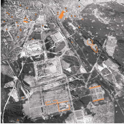 Die Markierungen geben die verschiedenen Zwangslagerstukturen auf dem ehemaligen Reichsparteitagsgelände und im Stadtraum wieder. © Stadtarchiv Nürnberg, Dokumentationszentrum Reichsparteitagsgelände, Luftbild Dezember 1944, NCAP US/00035/A, 7040