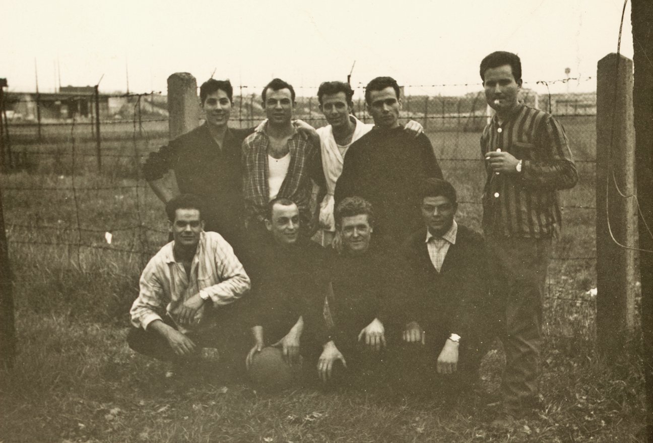 Italienische &bdquo;Gastarbeiter&ldquo; in Lippstadt vor einer Unterkunft, Filipo Di Carlo rechts unten, 1961 Fotografie: unbekannt, Familie Di Carlo