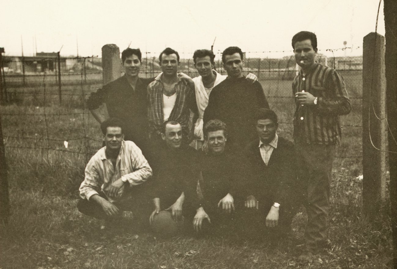 Italienische „Gastarbeiter“ in Lippstadt vor einer Unterkunft, Filipo Di Carlo rechts unten, 1961 Fotografie: unbekannt, Familie Di Carlo