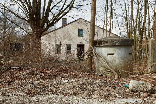 Baracke und Splitterschutzbunker des ehemaligen Zwangsarbeiter*innenlagers München-Neuaubing, 2014 | © NS-Dokumentationszentrum München, Foto: Connolly Weber Photography