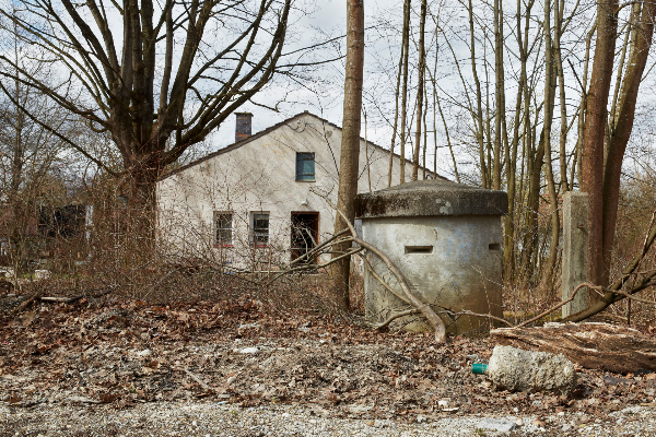 Baracke und Splitterschutzbunker des ehemaligen Zwangsarbeiter*innenlagers München-Neuaubing, 2014 | © NS-Dokumentationszentrum München, Foto: Connolly Weber Photography 