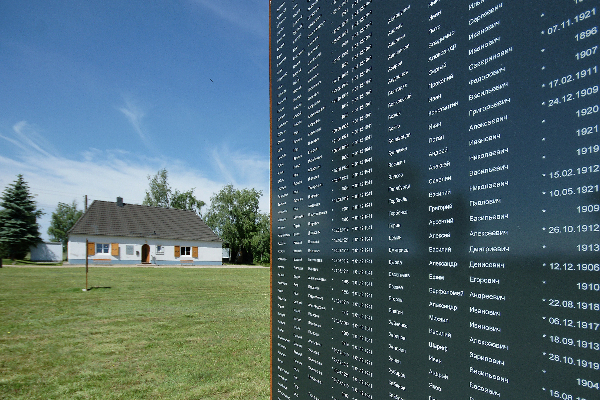 image-972 Namenstafeln verstorbener Kriegsgefangener vor dem Dokumentenhaus (© Gedenkstätte Ehrenhain Zeithain / D. Worgul) 