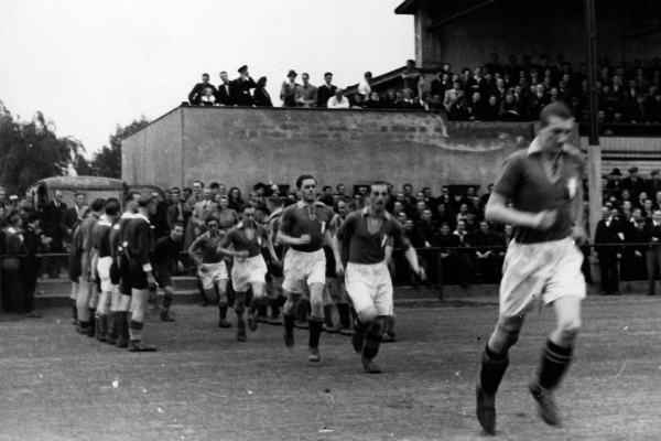 Fußballspiel im Volkspark Hasenheide in Berlin 1943