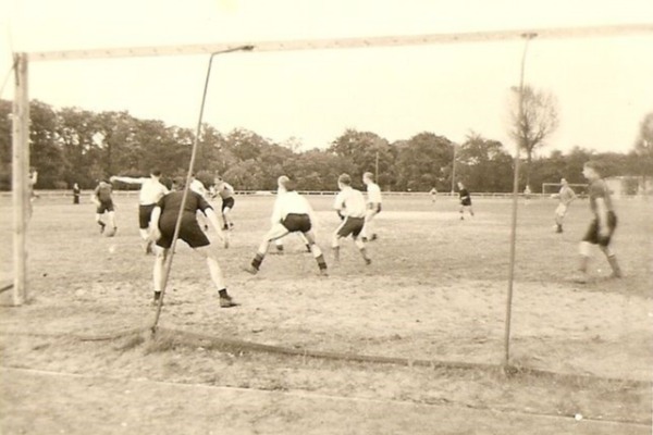 Niederländische Zwangsarbeiter beim Fußballspiel in Berlin