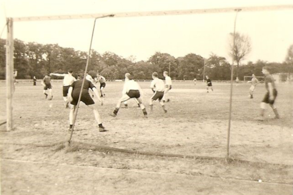 Niederländische Zwangsarbeiter beim Fußballspiel