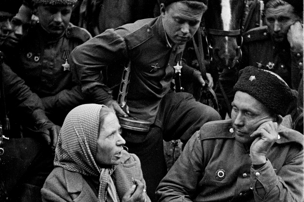 Ehemalige "Ostarbeiterin" im Gespräch mit Rotarmisten, bei Berlin, April/Mai 1945