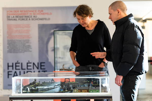 Kurator erläutert ein Lagermodell Der Kurator erläutert das Lagermodell in der Sonderausstellung