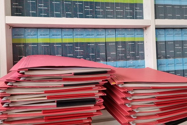 In diesen Akten finden historichen Dokumente für den Workshop „Suche nach Gerechtigkeit – Eine Rekonstruktion. NS-Zwangsarbeit vor Gericht: Wie sich Täter aus Südniedersachsen in Polen verantworten mussten“ benötigt werden. Foto: Arndt Kohlmann (9/2024)