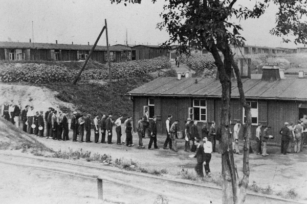 Zwangsarbeiter bei der Essensausgabe im Lager Struthbachweg