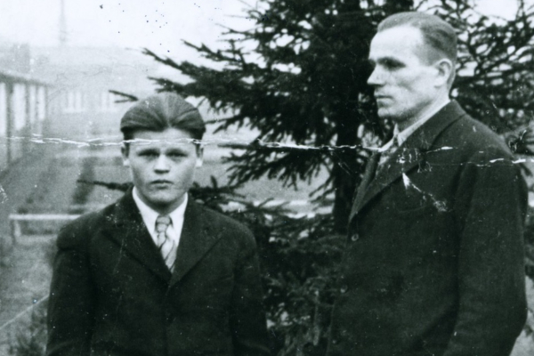 Michael Krewonos (links, um 1944) wurde 1942 aus der Ukraine nach Köln verschleppt und musste als Zwangsarbeiter für Felten & Guilleaume in Mülheim arbeiten. (Foto: NS-DOK) Michael Krewonos (links, um 1944) wurde 1942 aus der Ukraine nach Köln verschleppt und musste als Zwangsarbeiter für Felten & Guilleaume in Mülheim arbeiten. (Foto: NS-DOK)